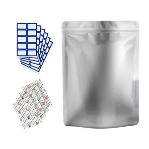 Um saco de armazenamento Mylar prateado da KanzoPack exibido ao lado de uma pilha de etiquetas em branco e sachês absorvedores de oxigênio.