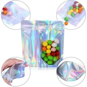 Sacos stand up Mylar holográficos da KanzoPack preenchidos com balas coloridas, mostrando vários ângulos e o selo zip.