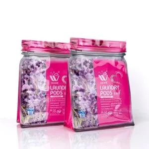 Dos bolsas de fondo plano con forma personalizada de cápsulas de lavandería 5 en 1 con aroma a lavanda de KanzoPack.